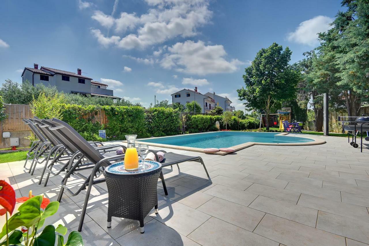 Villa Andrija Family Dream With Heated Pool At The Sea With Beautiful Garden, Outside Cinema And Kids Playground Fažana Eksteriør billede