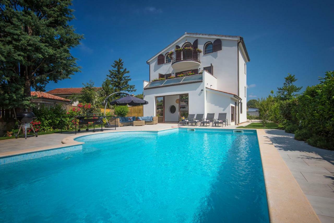 Villa Andrija Family Dream With Heated Pool At The Sea With Beautiful Garden, Outside Cinema And Kids Playground Fažana Eksteriør billede