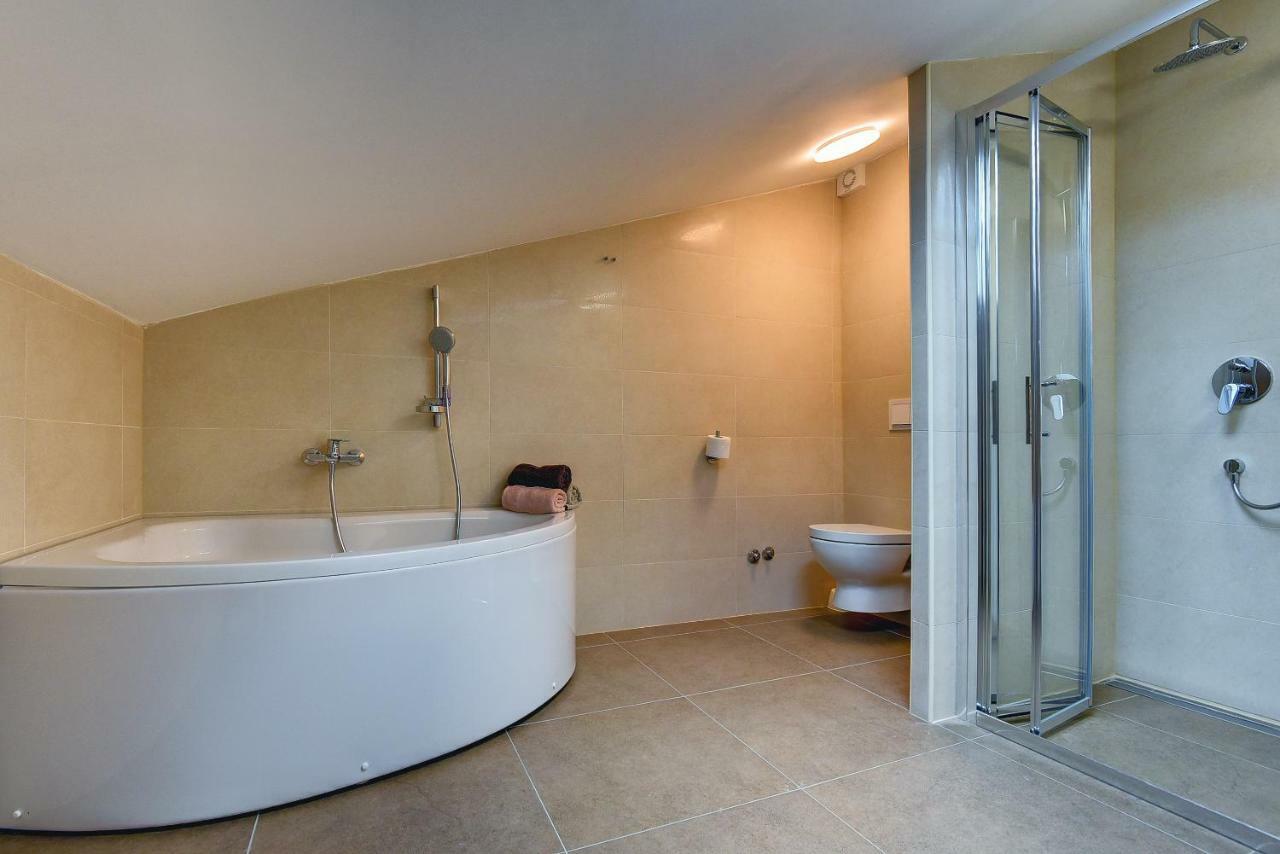 Villa Andrija Family Dream With Heated Pool At The Sea With Beautiful Garden, Outside Cinema And Kids Playground Fažana Eksteriør billede