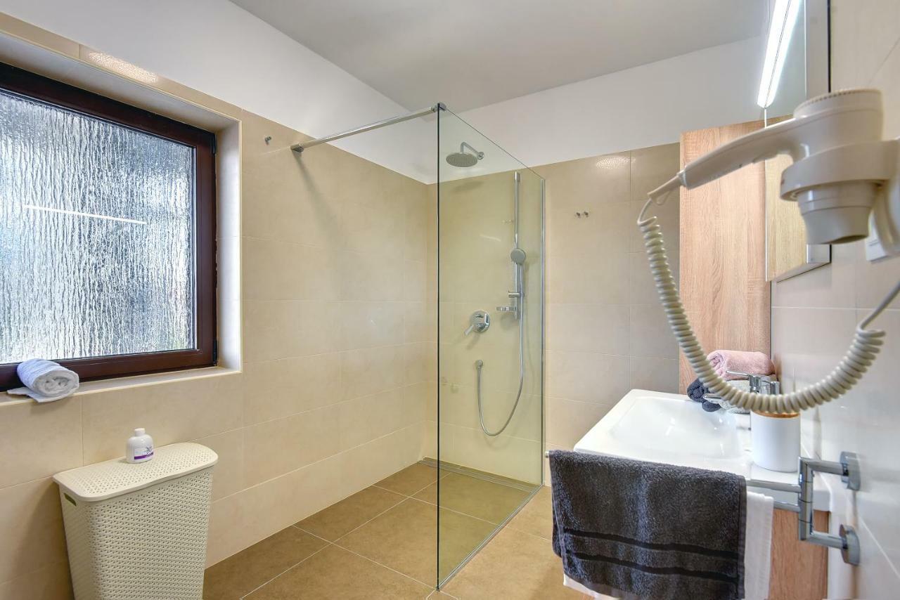 Villa Andrija Family Dream With Heated Pool At The Sea With Beautiful Garden, Outside Cinema And Kids Playground Fažana Eksteriør billede