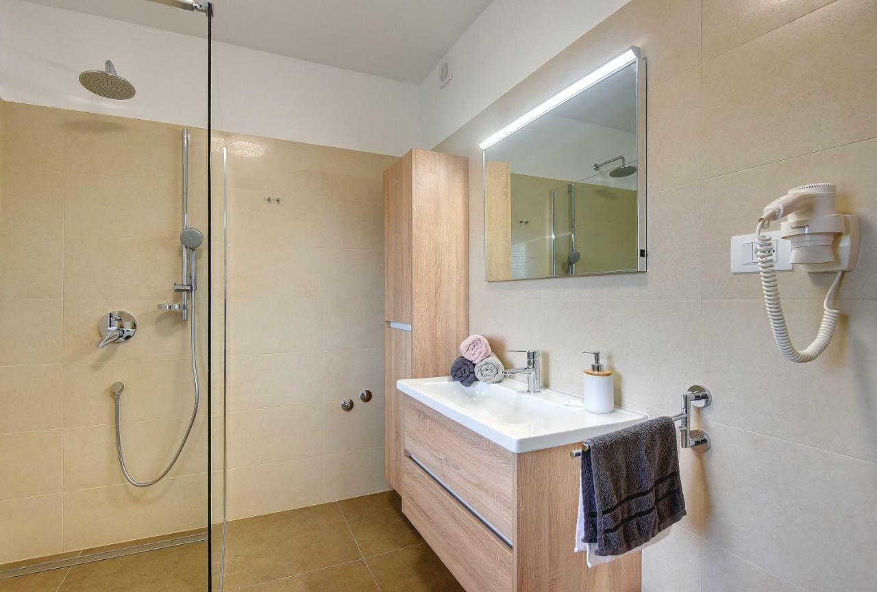 Villa Andrija Family Dream With Heated Pool At The Sea With Beautiful Garden, Outside Cinema And Kids Playground Fažana Eksteriør billede