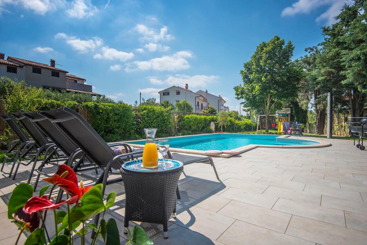 Villa Andrija Family Dream With Heated Pool At The Sea With Beautiful Garden, Outside Cinema And Kids Playground Fažana Eksteriør billede